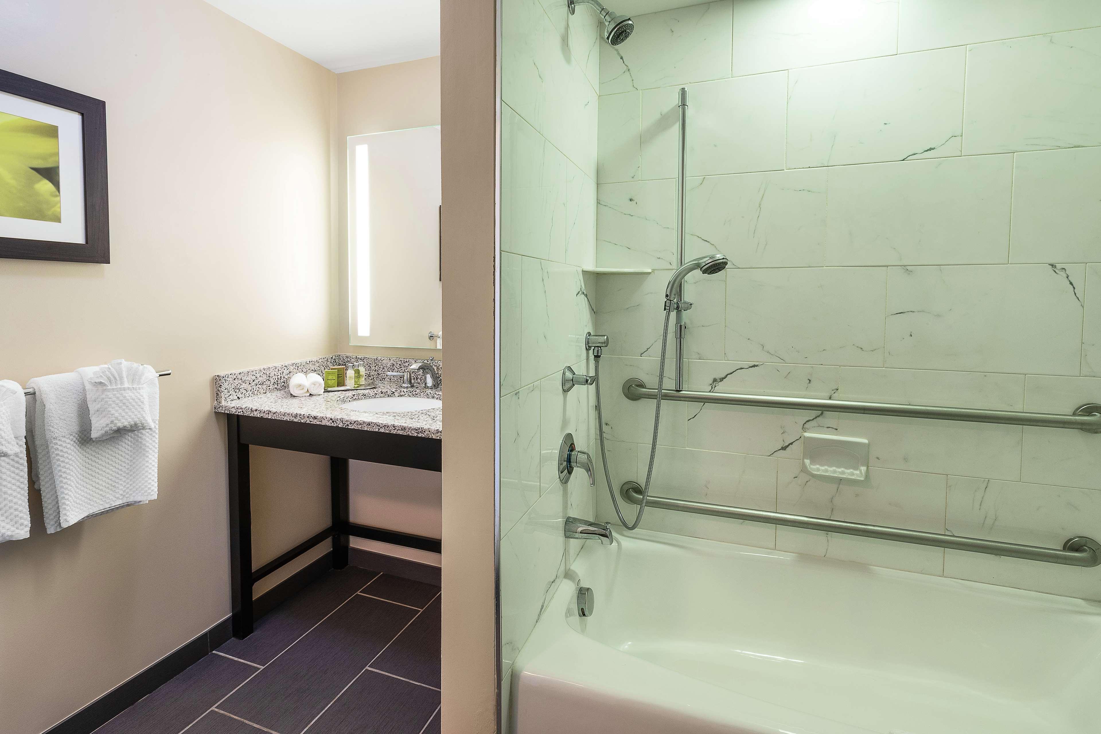 Doubletree By Hilton Cape Cod - Hyannis Hotel Exterior foto